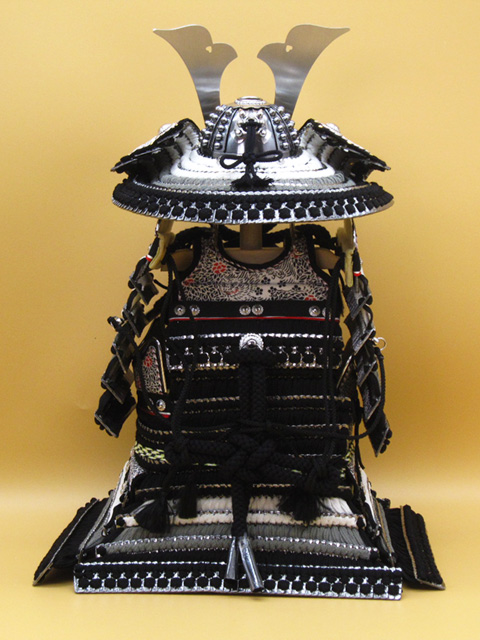 銀小札黒糸裾濃